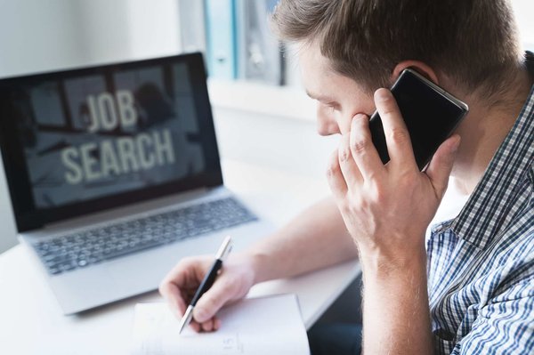 Comment mobiliser ses contacts pour retrouver un emploi à Cognac ?