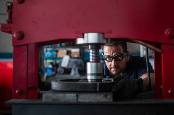 Pourquoi faire appel à un service d'usinage sur site spécialisé dans la rectification de tables de presse ?