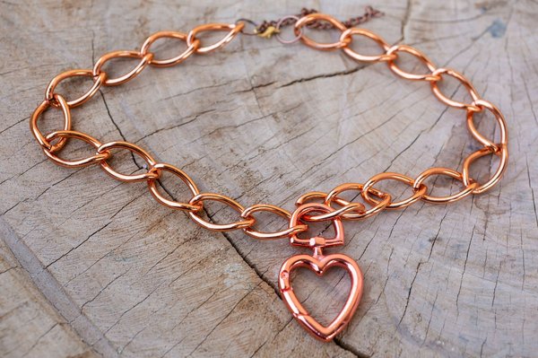 Comment entretenir vos bijoux en laiton pour les garder brillants ?